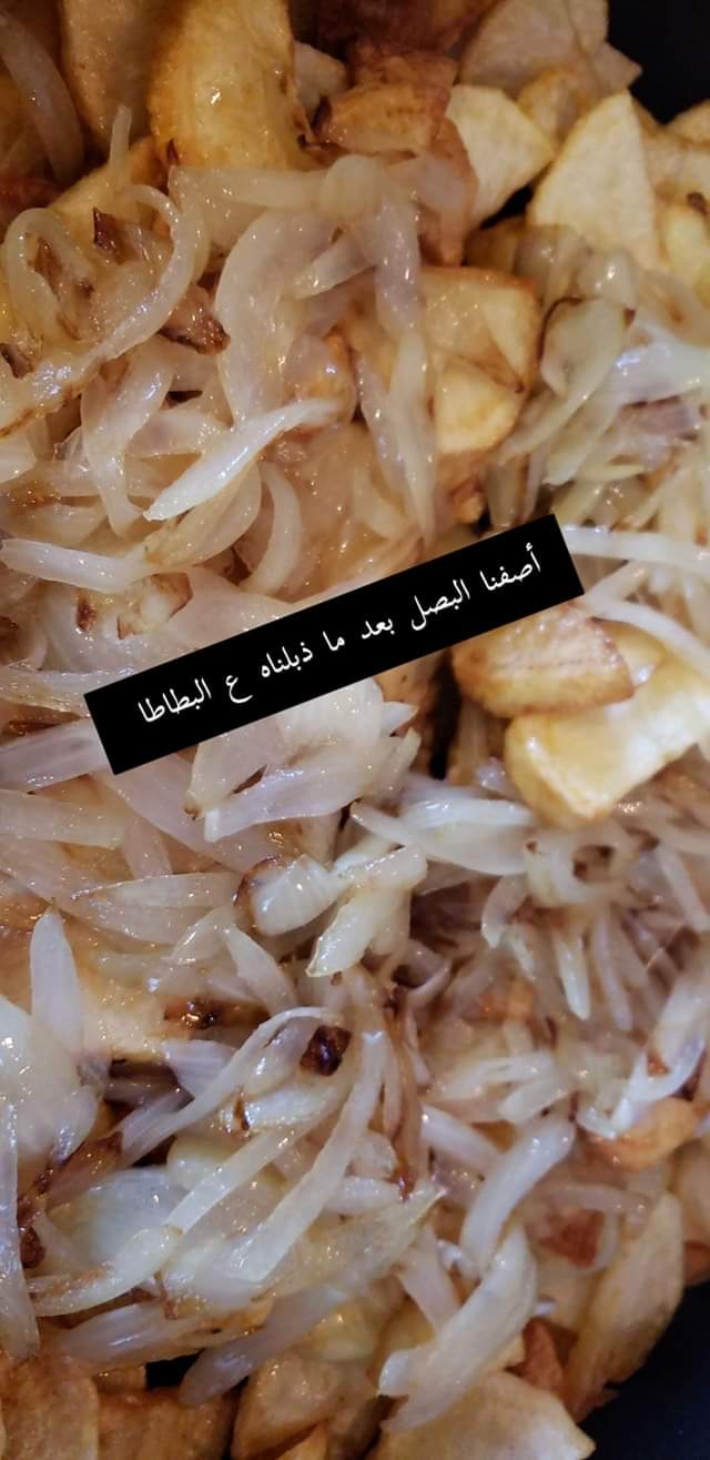 صينية بطاطا بالبصل والسماق.